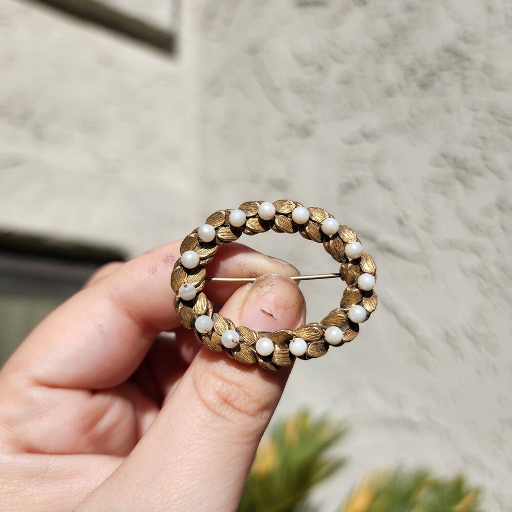 Vtg Miriam Haskell Brooch Gold Tone Wreath Faux Pesrl Milk Glass Pin SIGNED - Picture 3 of 10